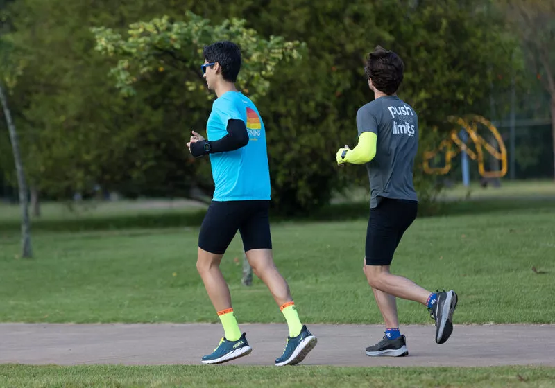 Dois corredores praticando jogging em parque