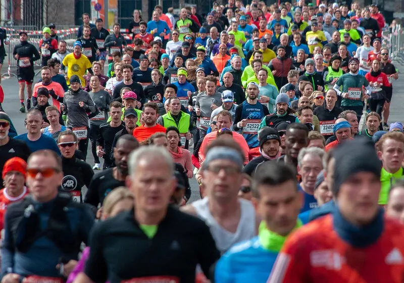 Multidão de corredores em uma maratona ao ar livre