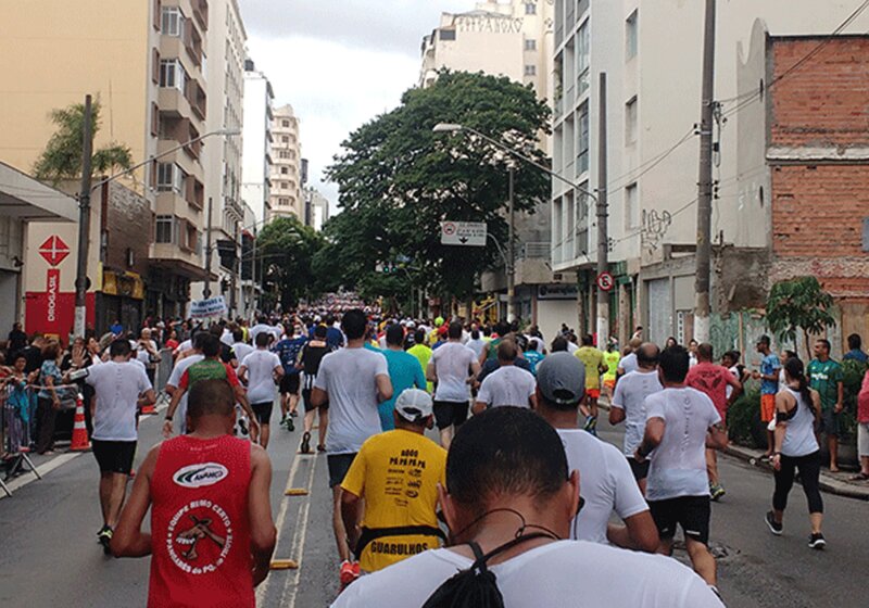 Participantes em uma corrida de rua movimentada