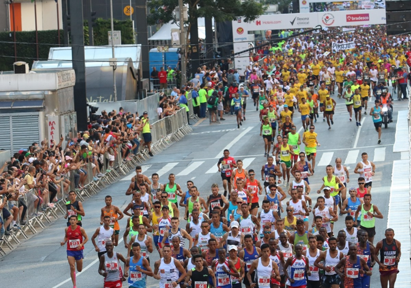 Corredores participando de uma maratona movimentada