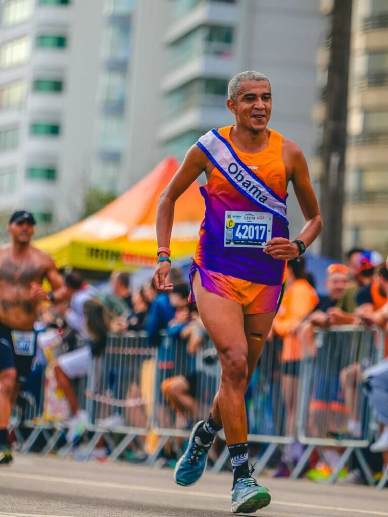 Corredor em competição, vestindo traje colorido e número 42017
