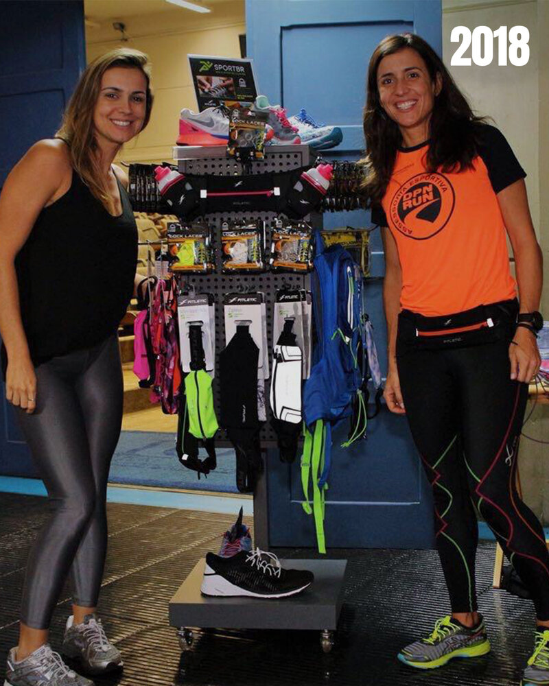 Duas mulheres em loja de artigos esportivos em 2018.