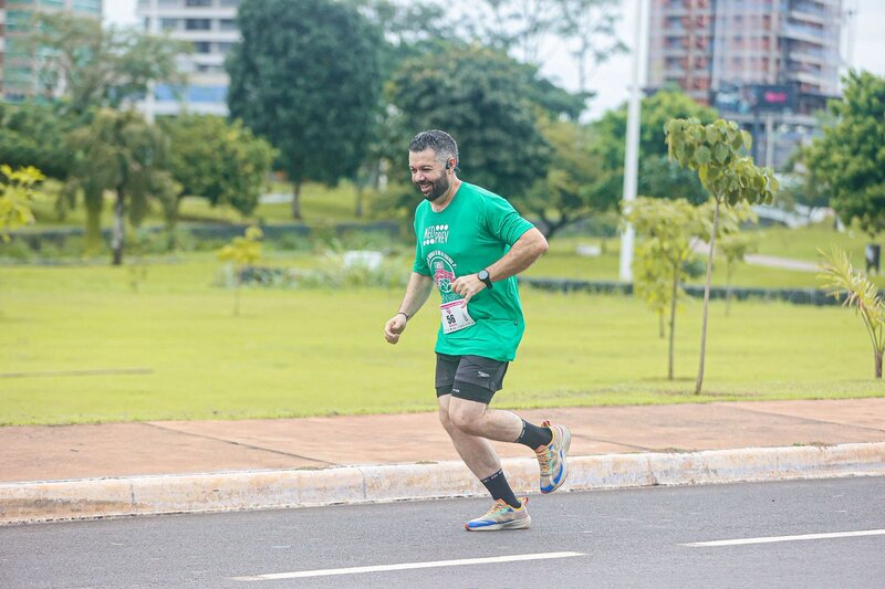 Homem correndo em parque durante competição