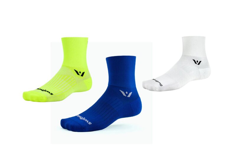 Meias coloridas para corrida e atividades físicas.