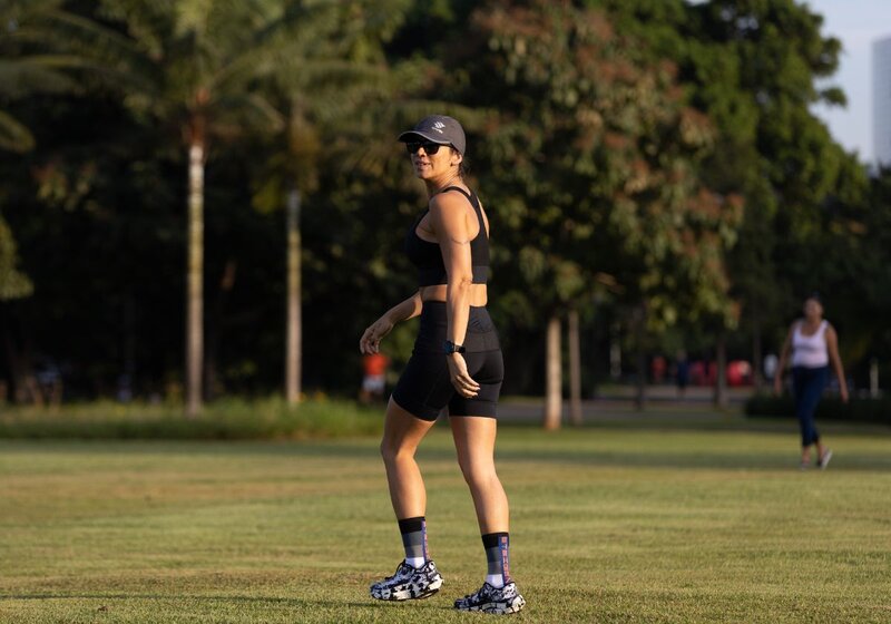 Mulher fazendo exercícios ao ar livre em parque