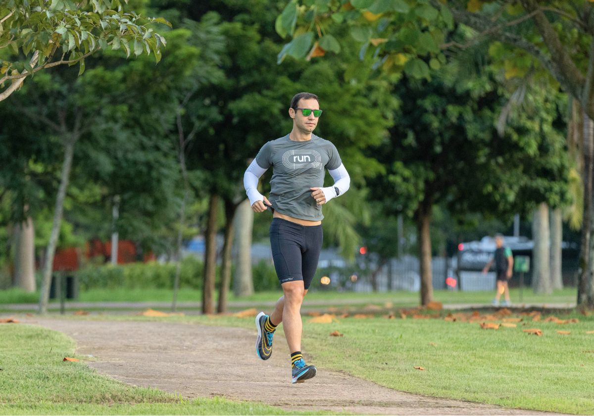 Pessoa correndo em parque durante o dia
