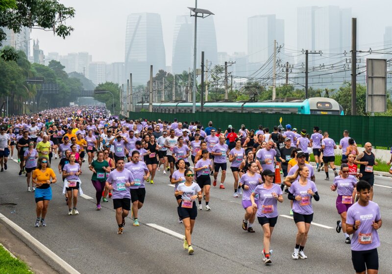 Corrida de rua com centenas de participantes em São Paulo